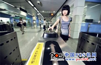 今年6月1日， 采用2.4GHz技術(shù)的“手機深圳通”正式發(fā)卡，深圳市地鐵、公交、部分出租車和便利店超市等小額消費場所都可以直接刷手機消費